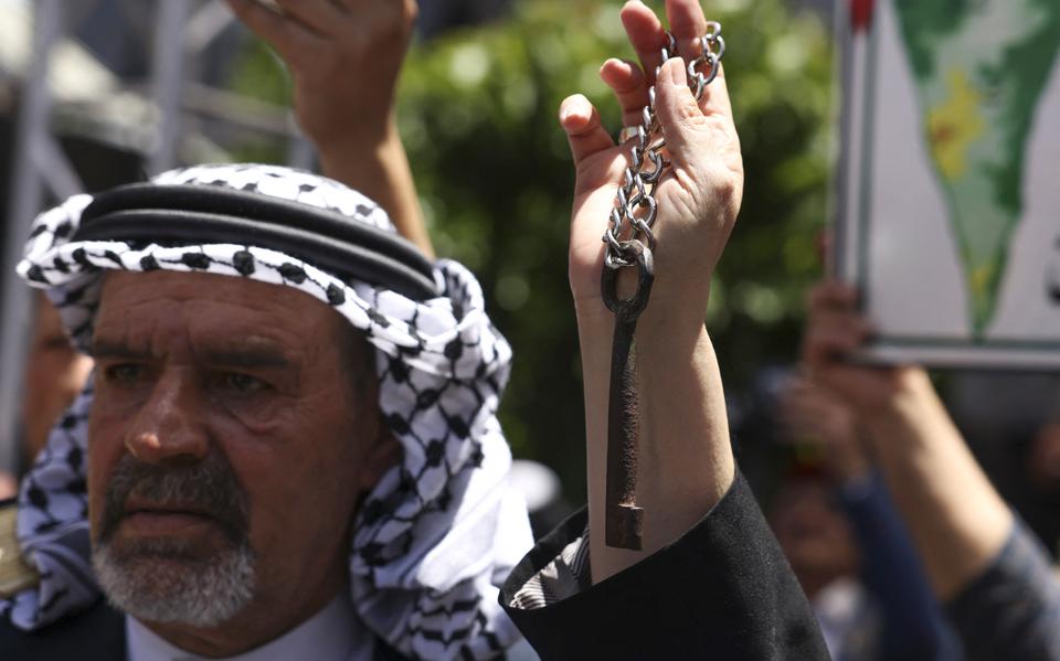 Een Palestijnse demonstrant toont een sleutel, als symbool voor de woningen die de Palestijnen tijdens de Nabka moesten achterlaten. 