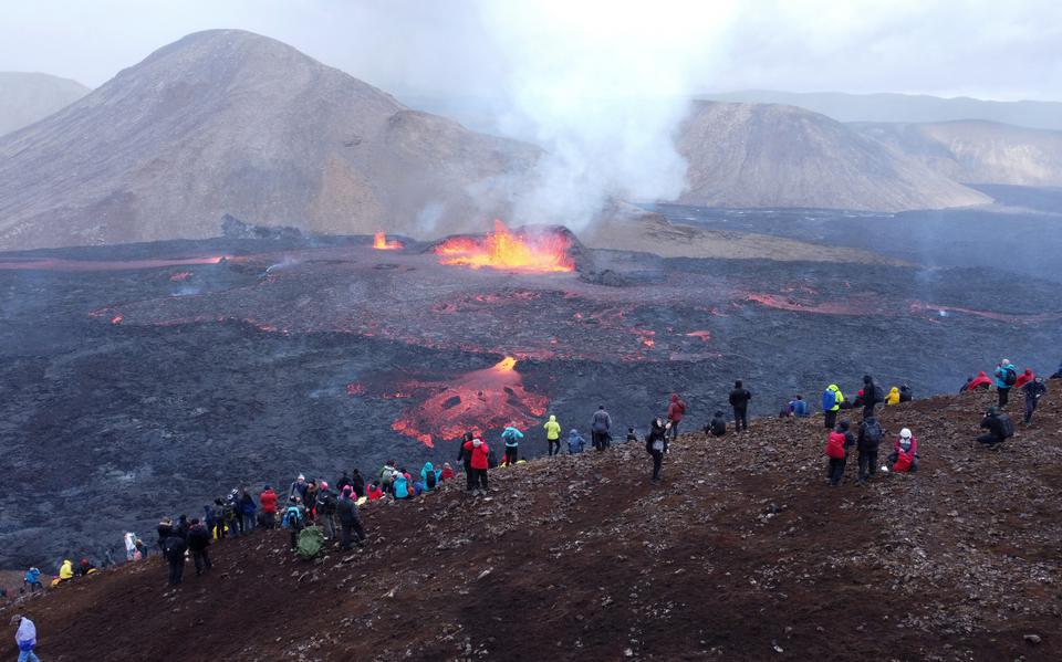 Mensen bekijken de lavastromen van de vulkaan Fagradalsfjall in IJsland, augustus 2022.