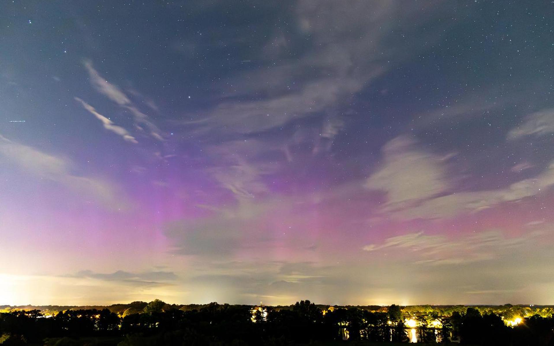 Even was het Noorderlicht te zien boven Fryslân: roze gloed boven Zweins en de Afsluitdijk