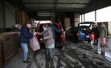 Auto's rijden af en aan in Sexbierum om spullen te brengen voor Oekraïne. 