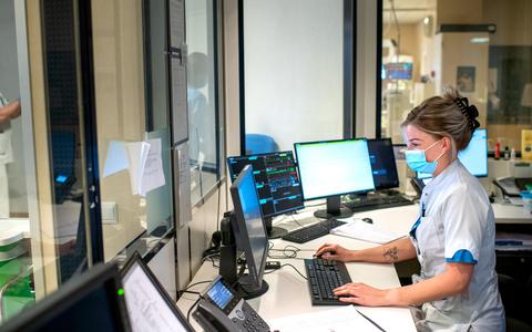 IC-verpleegkundige Janka de Vries aan het werk op de intense care van ziekenhuis Nij Smellinghe.