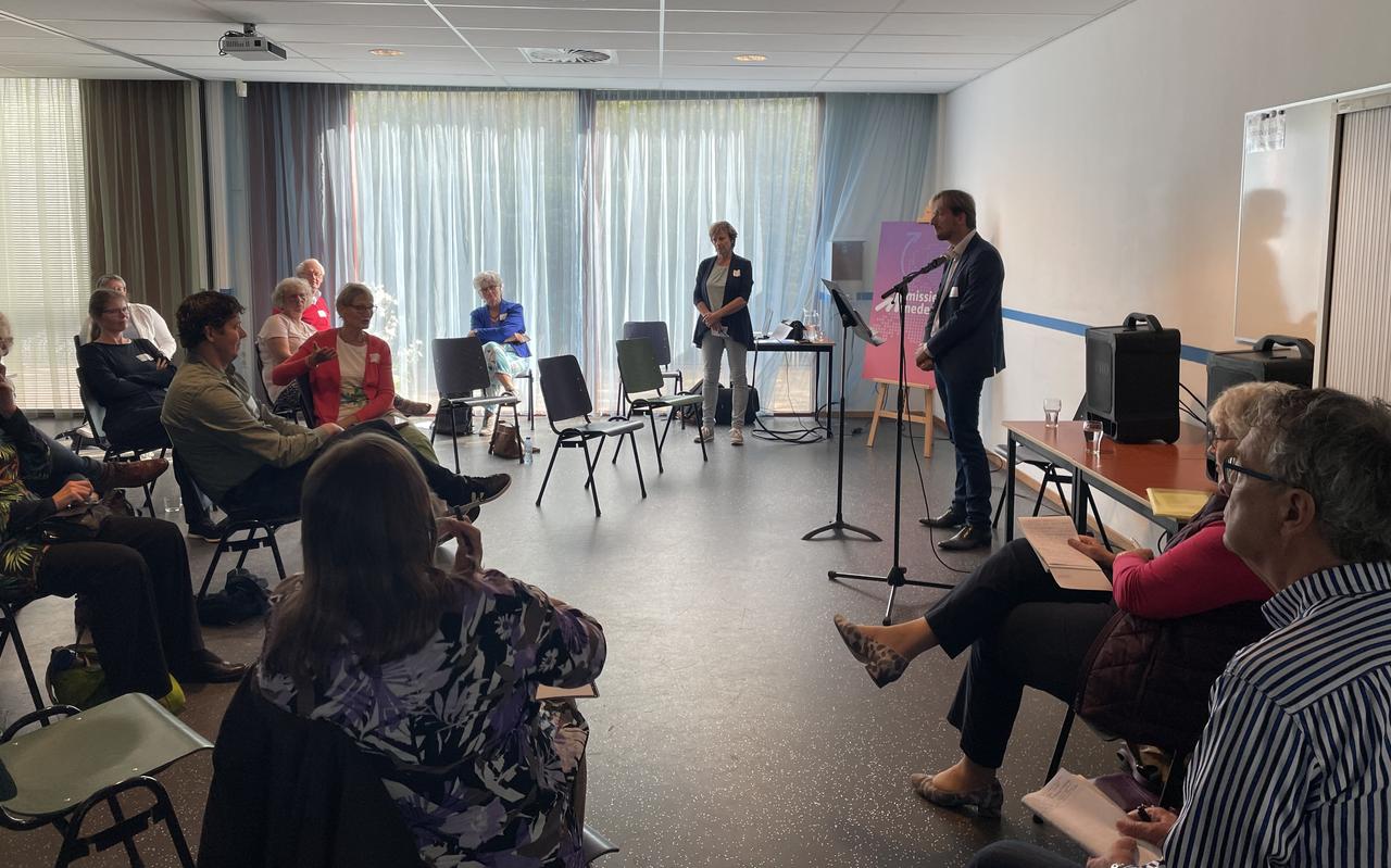Zo'n 25 mensen kwamen af op de bijeenkomst van MissieNederland over seksisme in de kerk. Achter de microfoon spreker Robert Plomp. Zo'n 25 mensen kwamen af op de bijeenkomst van MissieNederland over seksisme in de kerk. Achter de microfoon spreker Robert Plomp.
