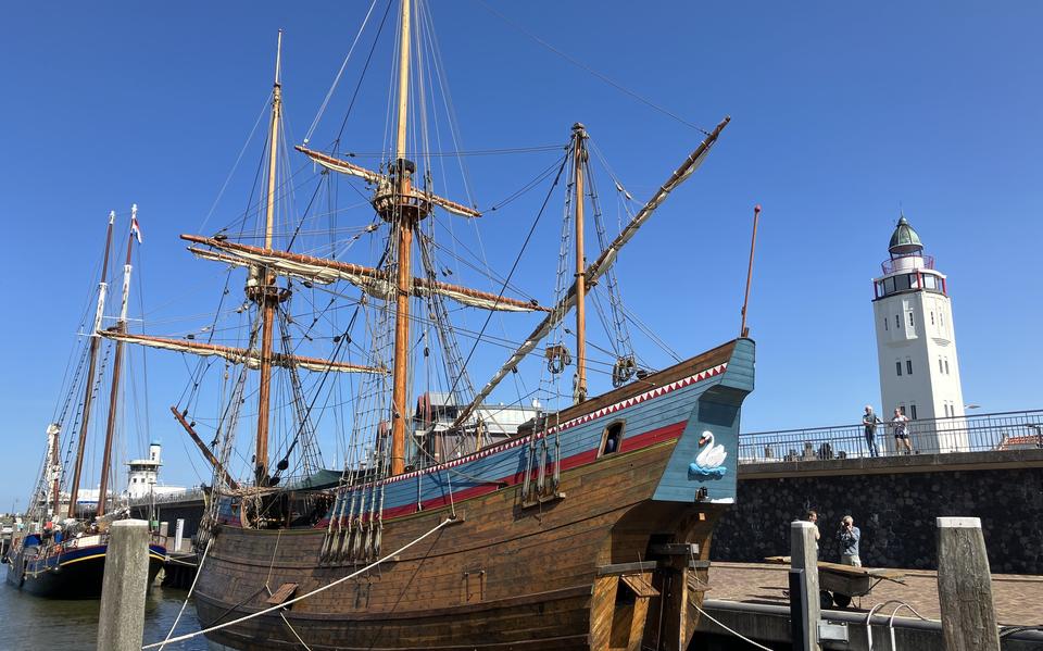 De Witte Swaen, een replica van het schip van Willem Barentsz, maakt