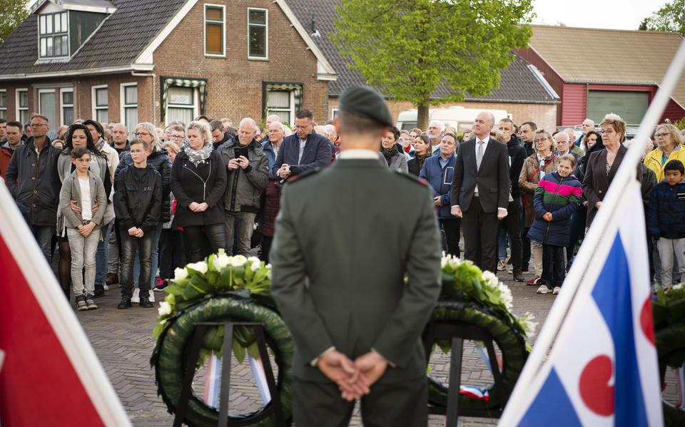 Kranslegging bij de dodenherdenking in Sumar bij herdenkingsmonument De Molkbus, vorig jaar. 