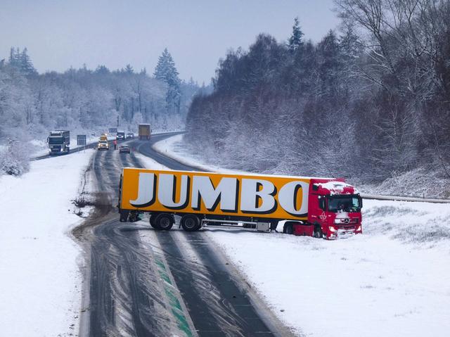 Chaos door zware sneeuwval op eerste dag in 2026 waarop mensen weer massaal aan het werk gaan