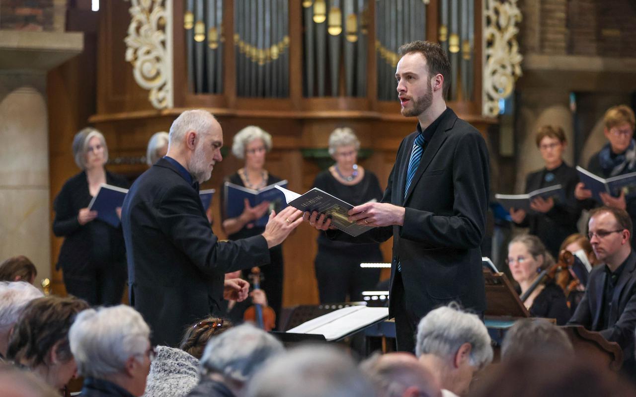 Tenor Maarten Romkes en dirigent Gerben van der Veen tijdens de uitvoering van de Friestalige passie.