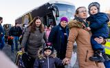 Oekraïense vluchtelingen komen met de bus aan. Een groep van vijftig Oekraïners wordt opgevangen in een sporthal in Waddinxveen.
