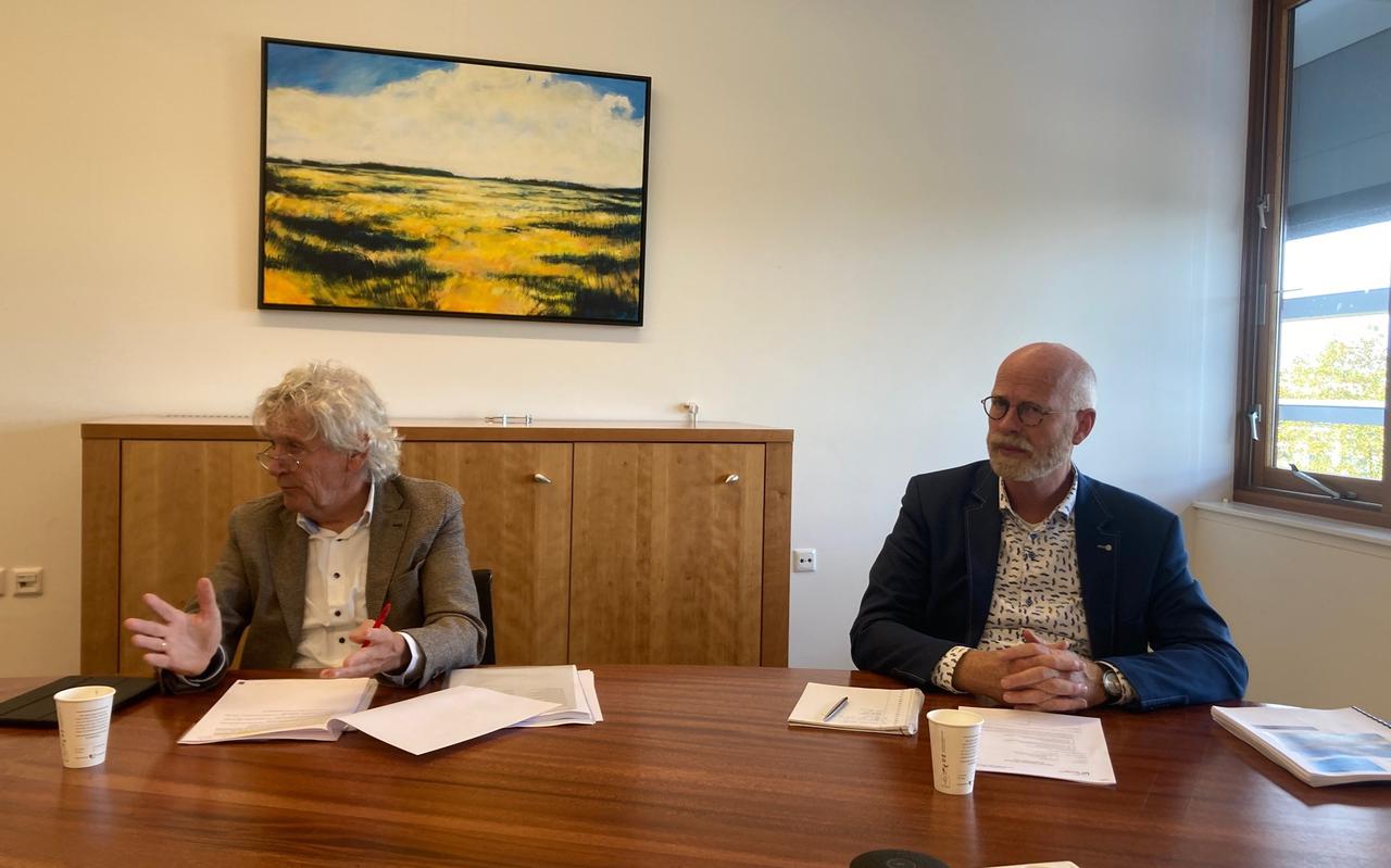 Bestuurslid Bé de Winter (l) en concerncontroller a.i. Geert Room van Wetterskip Fryslân bij de presentatie van de begroting over 2022. 