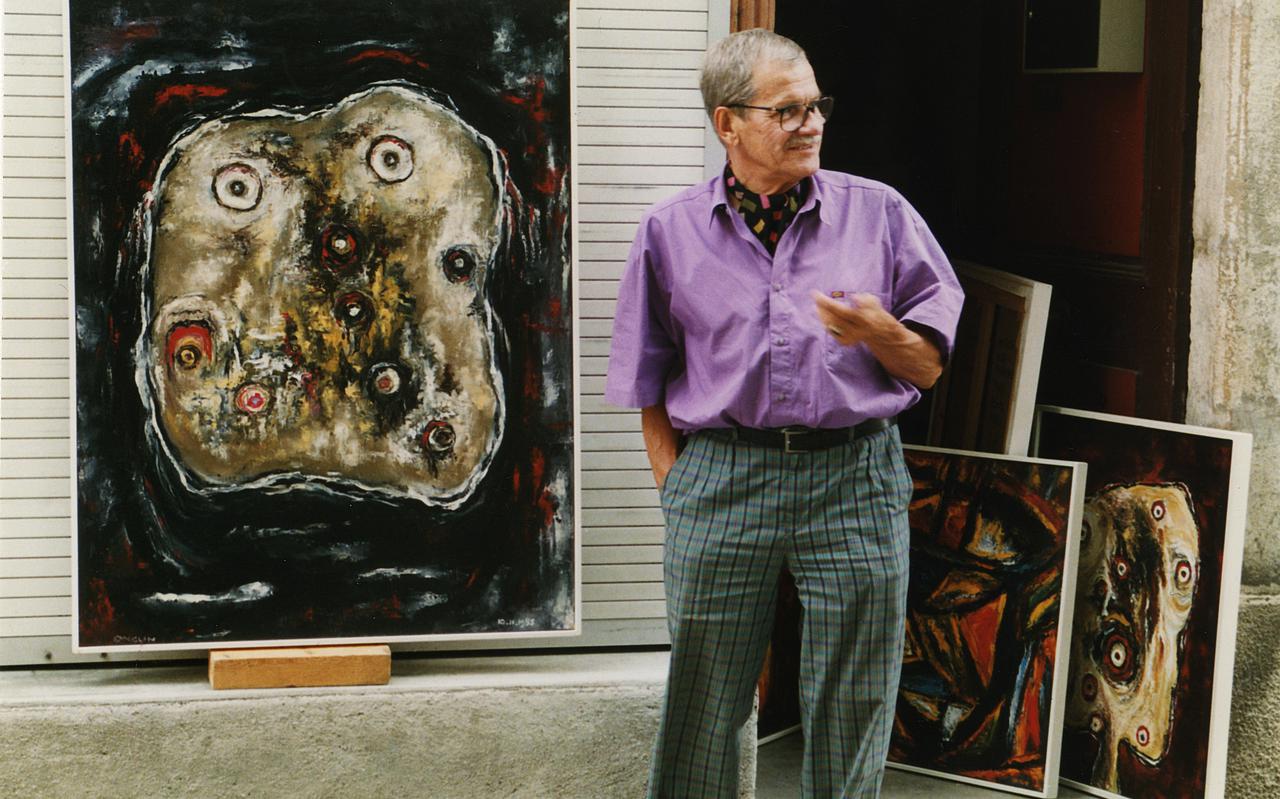 Kor Onclin in zijn atelier met links het schilderij L’Univers du Poète-I (1985).  