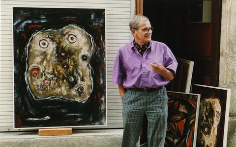 Kor Onclin in zijn atelier met links het schilderij L’Univers du Poète-I (1985).  