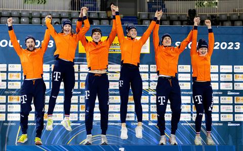 Itzhak de Laat, Selma Poutsma, Teun Boer, Suzanne Schulting, Jens van 't Wout en Xandra Velzeboer winnen goud op de gemengde aflossing tijdens het WK Shorttrack in Zuid-Korea. 
