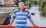 Met een bootje kan Arend Toering uit De Wilgen zo naar z'n geboortedorp Earnewâld waren. Al twintig jaar vertelt hij over het verleden van het dorp in De Luzefeier.