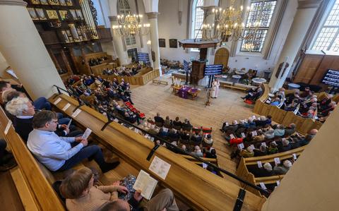 Overzichtsbeeld van de eerste dienst in de Martinikerk in Sneek na de vernieuwbouw, die ruim anderhalf jaar duurde.