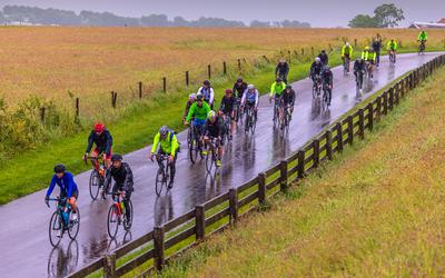 De fietsers van de Fietselfstedentocht van 2022 hadden te maken met veel regen.
