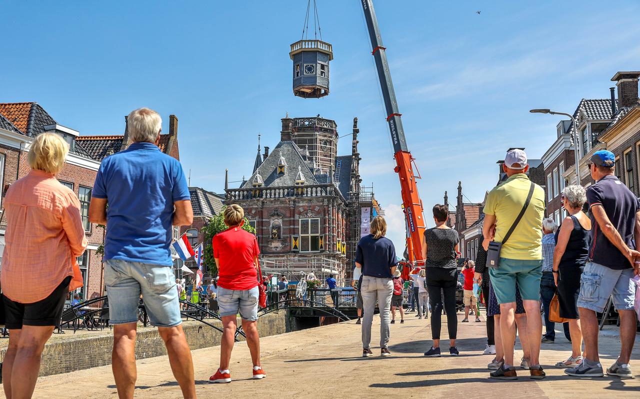 Het eerste deel van de stadhuistoren van Bolsward wordt teruggeplaatst. Het eerste deel van de stadhuistoren van Bolsward wordt teruggeplaatst.