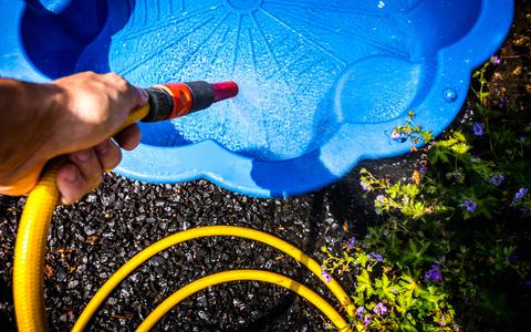 Drinkwaterbedrijven roepen op om zuinig te zijn met huishoudelijk gebruik van water, zoals het vullen van een zwembad in de tuin.