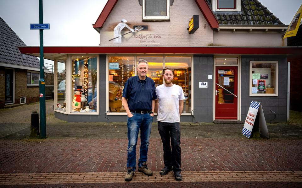 Kees de Vries (links) met de nieuwe eigenaar Stephen Lange voor de bakkerij die na 133 jaar niet meer De Vries maar bakker Lenis heet. 