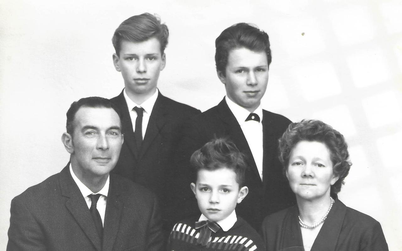 De famylje Brandsma yn 1966. Boppe Pieter en Lieuwe (rjochts). Under heit Johannes en mem Anna en dêr tuskenyn Johannes. De famylje Brandsma yn 1966. Boppe Pieter en Lieuwe (rjochts). Under heit Johannes en mem Anna en dêr tuskenyn Johannes.