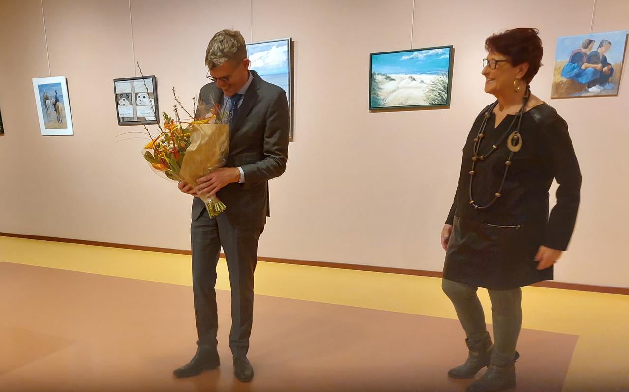 Burgemeester André van de Nadort krijgt bij de opening van de expositie in de Kijkzaal een bloemetje aangereikt door voorzitter Jannie Bouma. Burgemeester André van de Nadort krijgt bij de opening van de expositie in de Kijkzaal een bloemetje aangereikt door voorzitter Jannie Bouma.