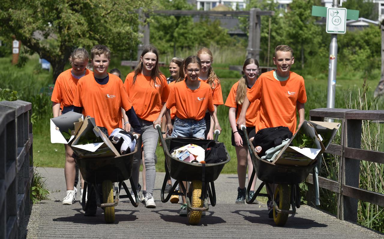 De leerlingen van Aeres in Buitenpost op weg naar hun zusterlocatie in Leeuwarden.