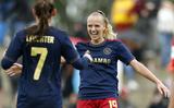 Tiny Hoekstra (rechts) viert samen met Romee Leuchter de 0-1.