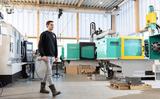Ruurd Harthoorn van Elzinga & Van der Krieke in de fabriek in Drachten. 