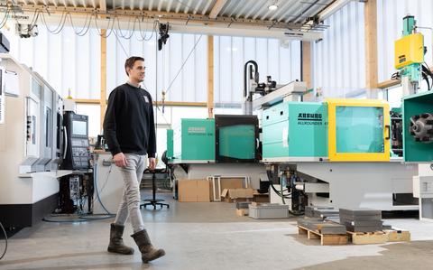 Ruurd Harthoorn van Elzinga & Van der Krieke in de fabriek in Drachten. 