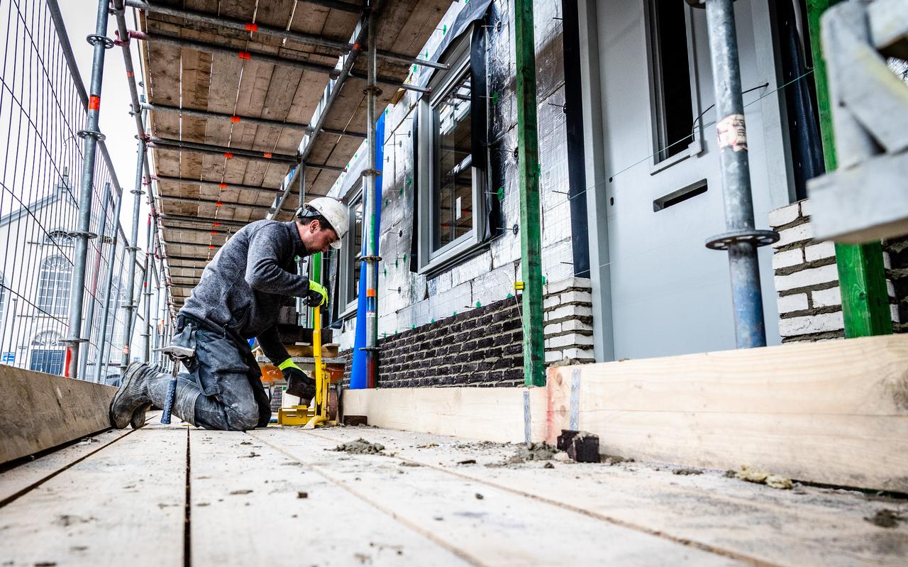 De bouw is een van de sectoren die te kampen heeft met een tekort aan materieel en personeel. De bouw is een van de sectoren die te kampen heeft met een tekort aan materieel en personeel.
