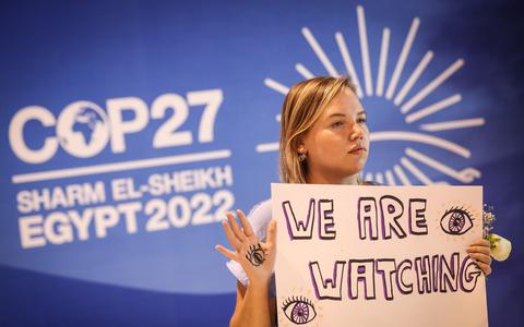 Een activist tijdens de VN-Klimaattop in Sharm El-Sheikh in Egypte.