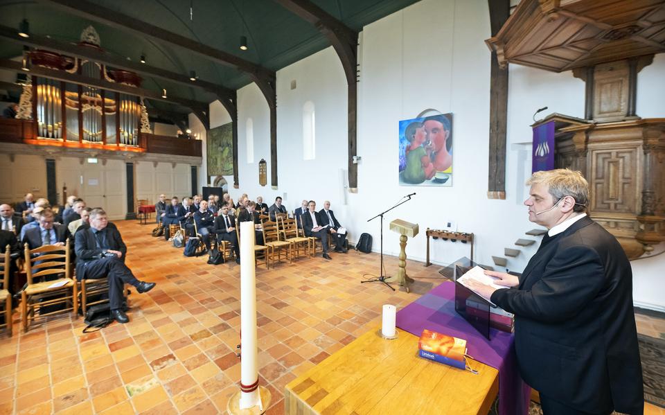 Initiatiefnemer ds. Karel Bogerd in de Sint-Janskerk in Deinum