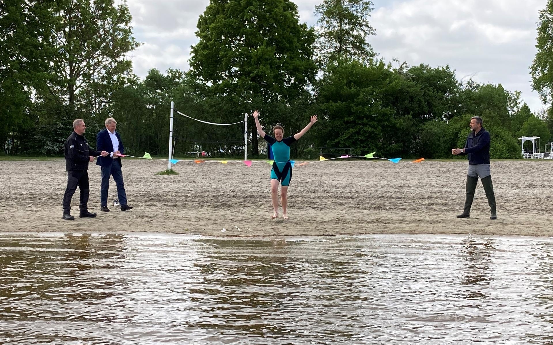 Gedeputeerde Sietske Poepjes neemt een frisse duik in het water van de Langwarder Wielen.