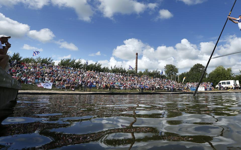 Archiefbeeld van de Friese kampioenschappen fierljeppen in Winsum. 