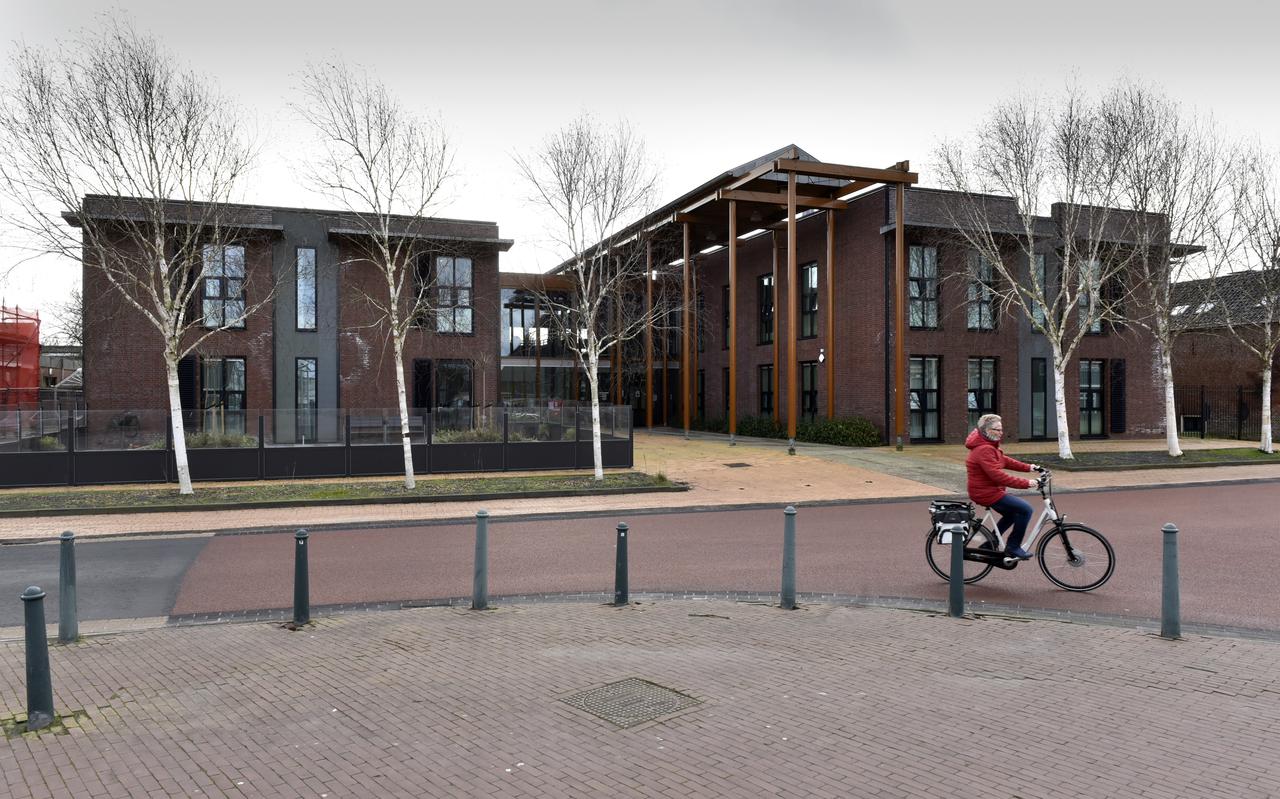 Buitenaanzicht van het voormalige gemeentehuis in Menaldum. Nu is het een complex met zorgappartementen. Buitenaanzicht van het voormalige gemeentehuis in Menaldum. Nu is het een complex met zorgappartementen.