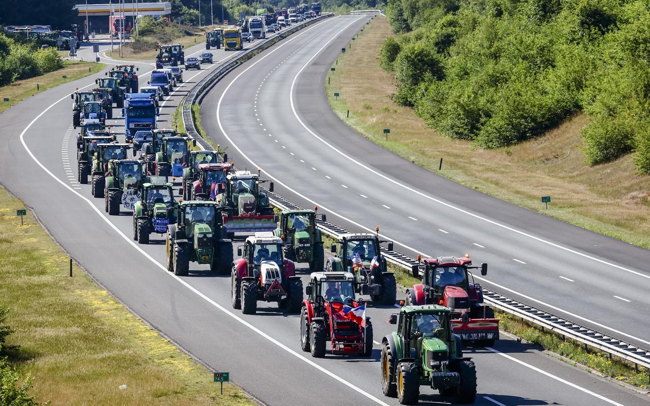 Boeren vertrekken via snelweg A1, na afloop van een boerenprotest in Stroe. Boeren vertrekken via snelweg A1, na afloop van een boerenprotest in Stroe.