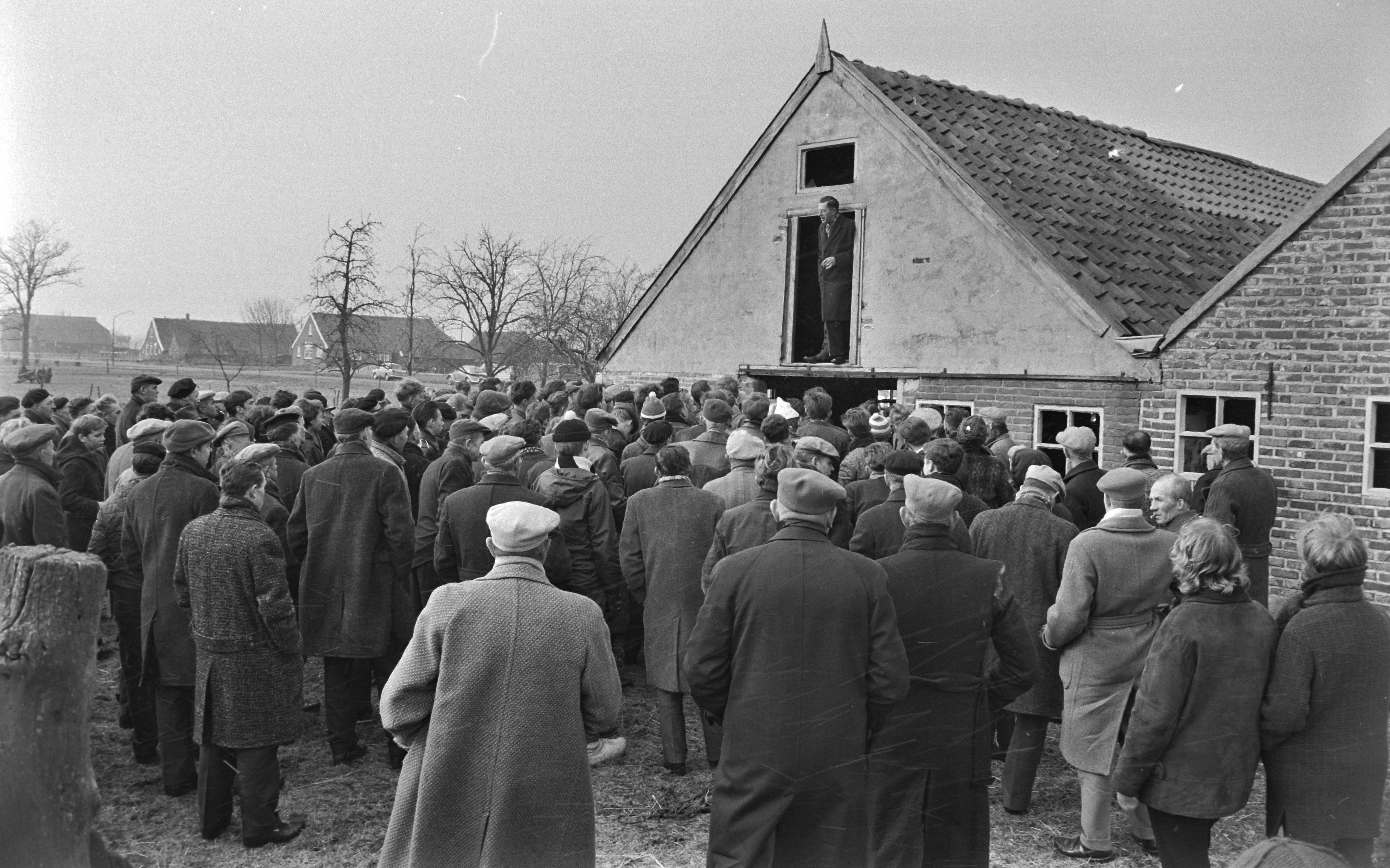 Hendrik Koekoek, voorman van de Boerenpartij en later lid van de Tweede Kamer spreekt een menigte toe. Hendrik Koekoek, voorman van de Boerenpartij en later lid van de Tweede Kamer spreekt een menigte toe.