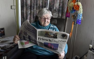 Betty (Beitske) de Groot-Jaarsma leest al 75 jaar het 'Friesch Dagblad'. 