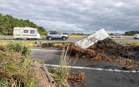 Afval op de A7 tussen Drachtstercompagnie en Frieschepalen donderdag, mogelijk gedumpt door boeren uit protest tegen de stikstofregels. 