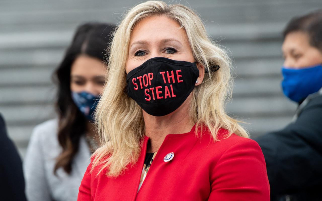 De Republikeinse afgevaardigde van de staat Georgia, Marjorie Taylor, draagt een mondkapje met de tekst 'stop the steal'. De Republikeinse afgevaardigde van de staat Georgia, Marjorie Taylor, draagt een mondkapje met de tekst 'stop the steal'.