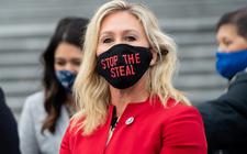 De Republikeinse afgevaardigde van de staat Georgia, Marjorie Taylor, draagt een mondkapje met de tekst 'stop the steal'. 