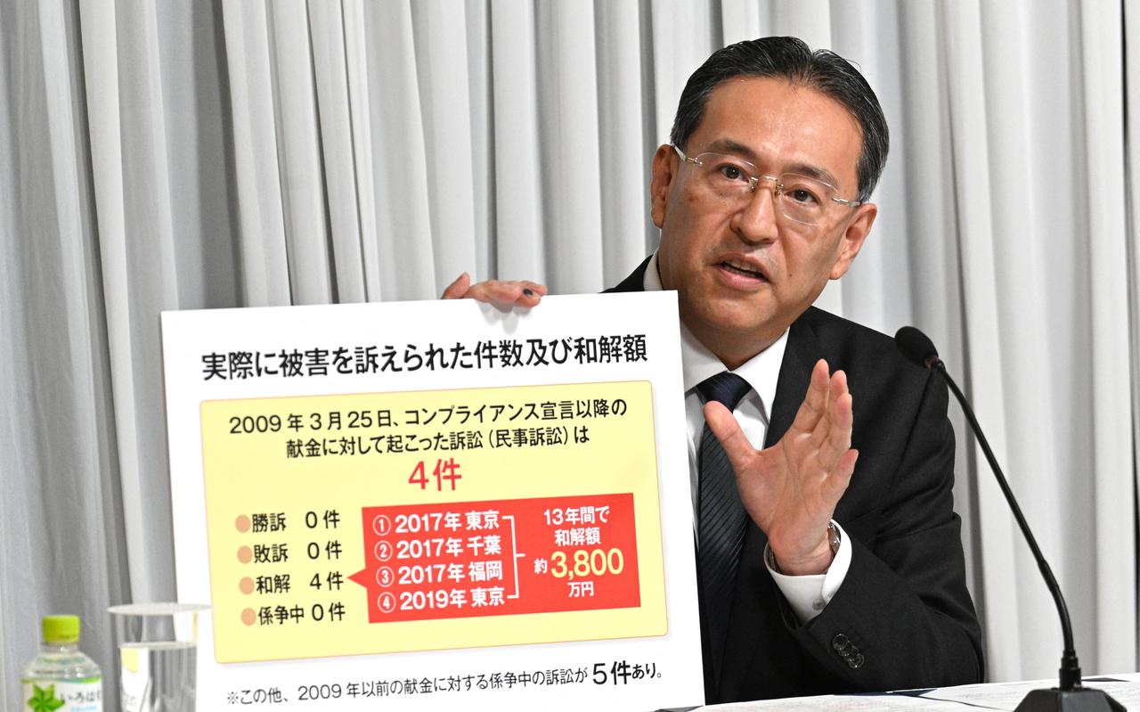 Hideyuki Teshigawara, leider van de Verenigingskerk in Japan, tijdens een persconferentie in september 2022. Hideyuki Teshigawara, leider van de Verenigingskerk in Japan, tijdens een persconferentie in september 2022.