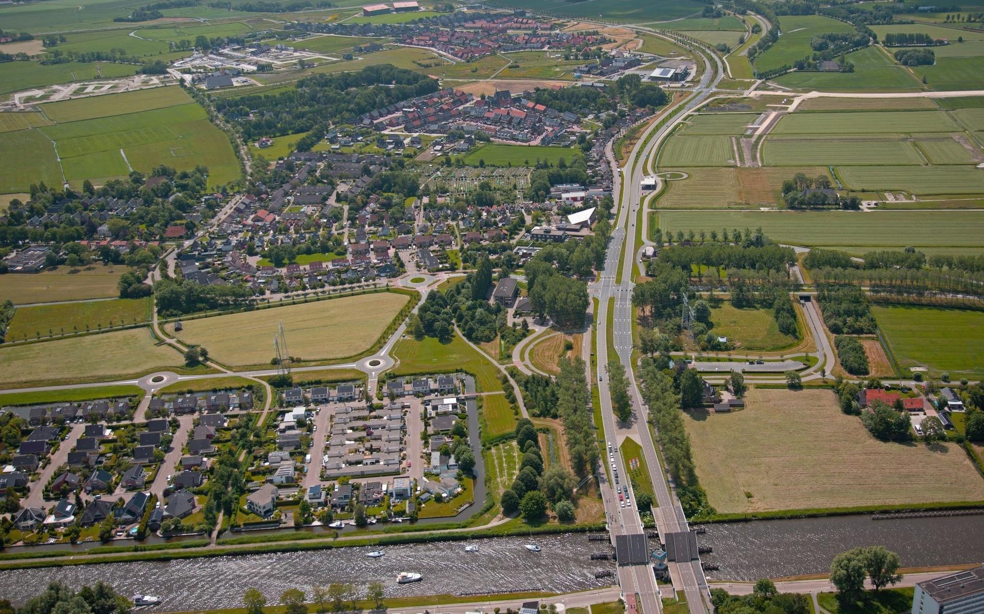 Blik vanaf Leeuwarden richting het zuiden, de Overijsselselaan. Links ligt Goutum, voor is het Van Harinxmakanaal. Rechts komt Middelsee.