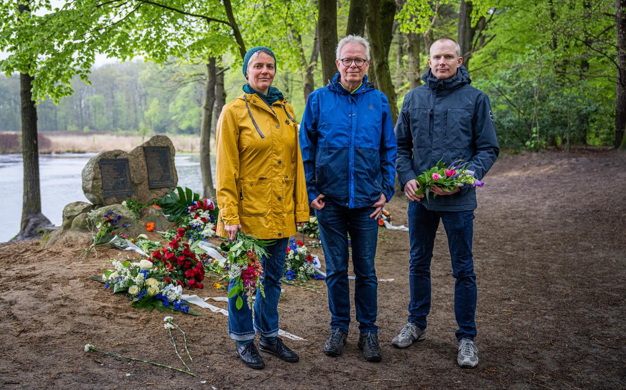Van links naar rechts: Anne Mechels, Euwe de Jong en Malte Mechels bij het monument bij de Appelbergen waar de lichamen van de zestien slachtoffers van Trimunt en andere slachtoffers van de april-meistaking gevonden zijn.