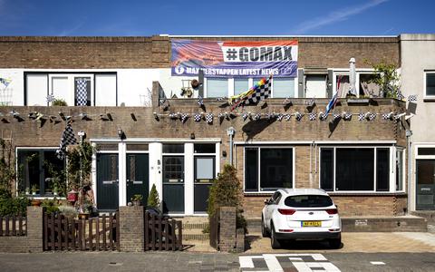 In Zandvoort wappert de wit-met-zwartgeblokte Grand Prix-vlag al aan ontelbaar veel gevels.