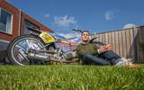 Jannick de Jong, grasbaanracer uit Gorredijk, krijgt vandaag na een dopingschorsing van vier jaar zijn racelicentie terug. 
