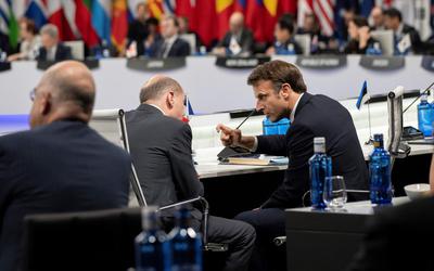 De Franse president Macron (r) woensdag in een onderonsje verwikkeld met de Duitse bondskanselier Olaf Scholz op de NAVO-top in Madrid.