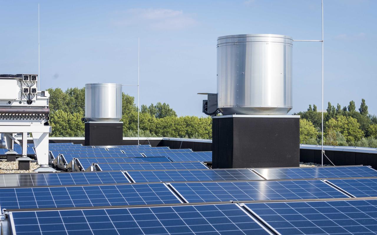 Het opwekken van stroom met behulp van zonnepanelen. Het opwekken van stroom met behulp van zonnepanelen.