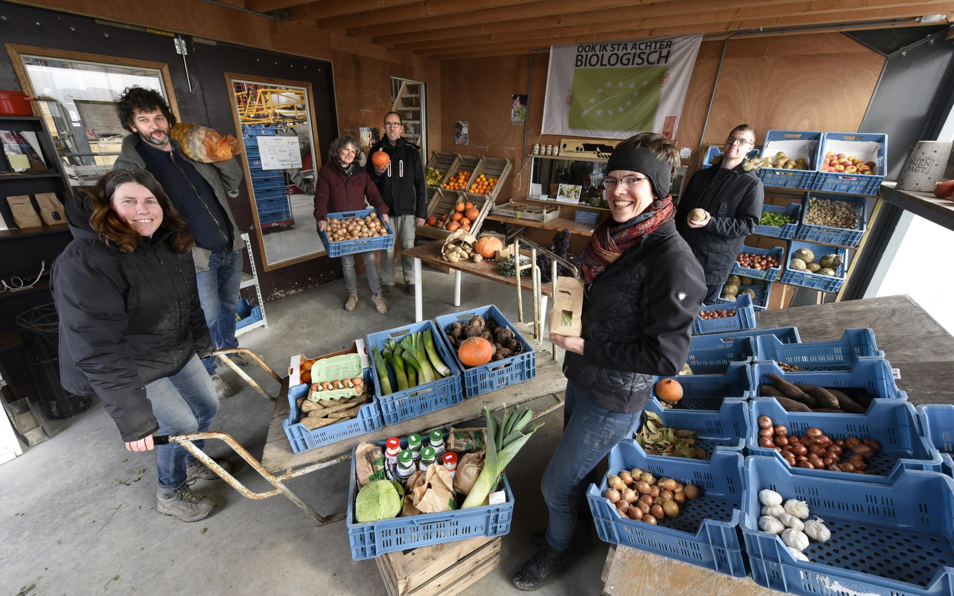 Wie helpt boer Pyt Sipma uit Engwierum van 50.000 kilo wortels af? De sapfabrikant uit Duitsland wil