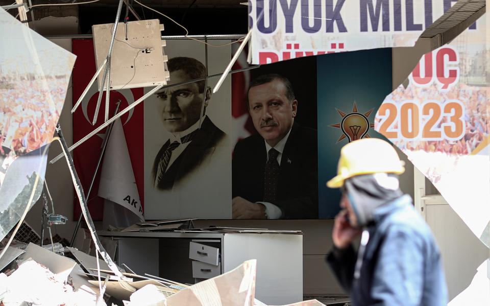 De foto's van de Turkse president Erdogan en de Ataturk, de grondlegger van het moderne Turkije, in een door de aardbeving verwoest pand.