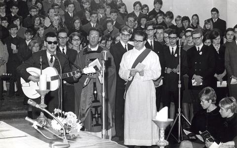 Een beatmis in Venlo, in aanwezigheid van pastoor en kapelaan, in 1967.