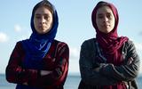 Along the way van Meike de Jong vertelt het aangrijpende verhaal van Afghaanse tweelingzussen op de vlucht naar Europa.